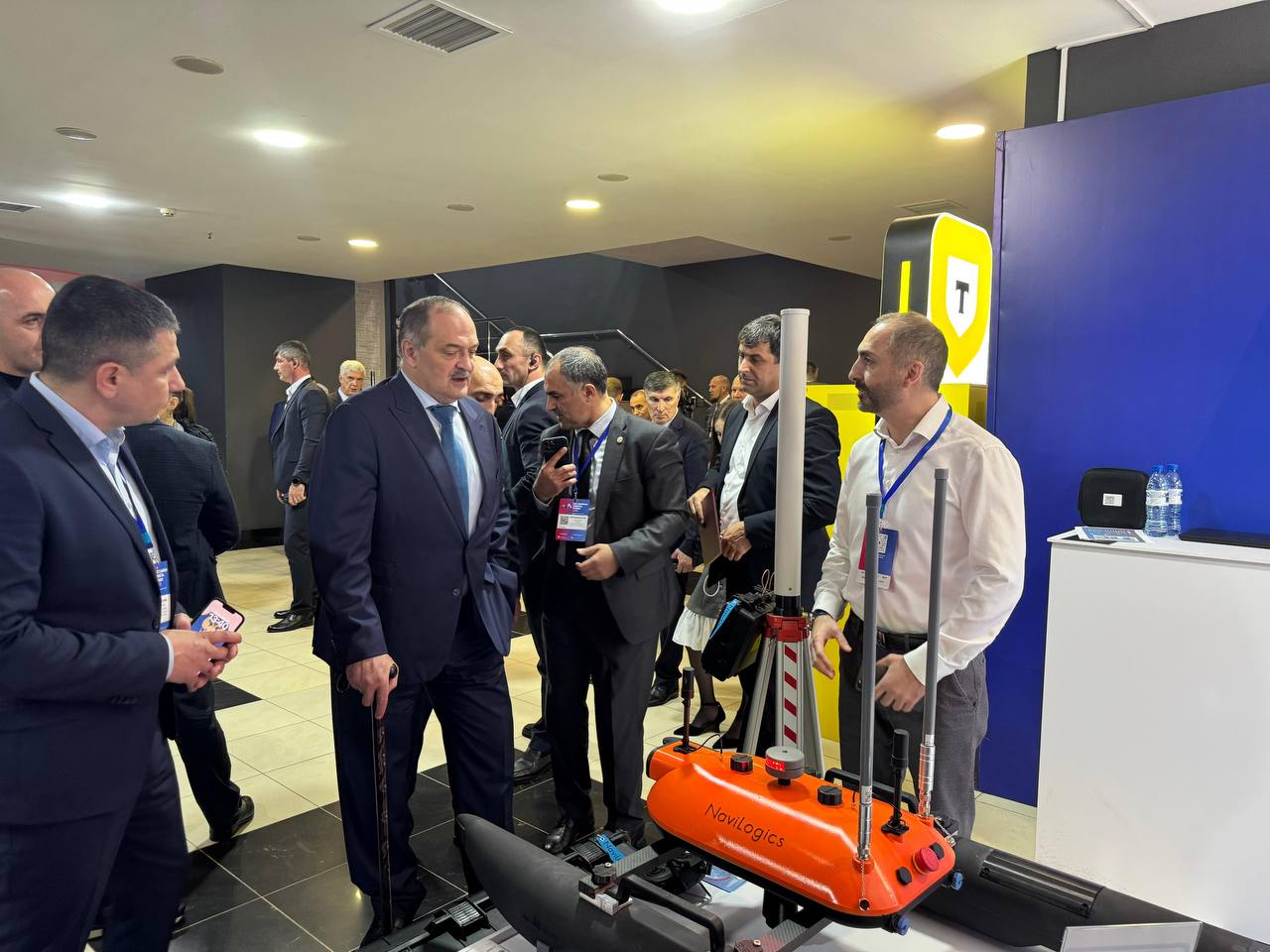 Глава Республики Дагестан Меликов С.А. с представителями "НПЦ БАС Республики Дагестан" у стенда БНА NAVIS на Каспийском цифровом форуме