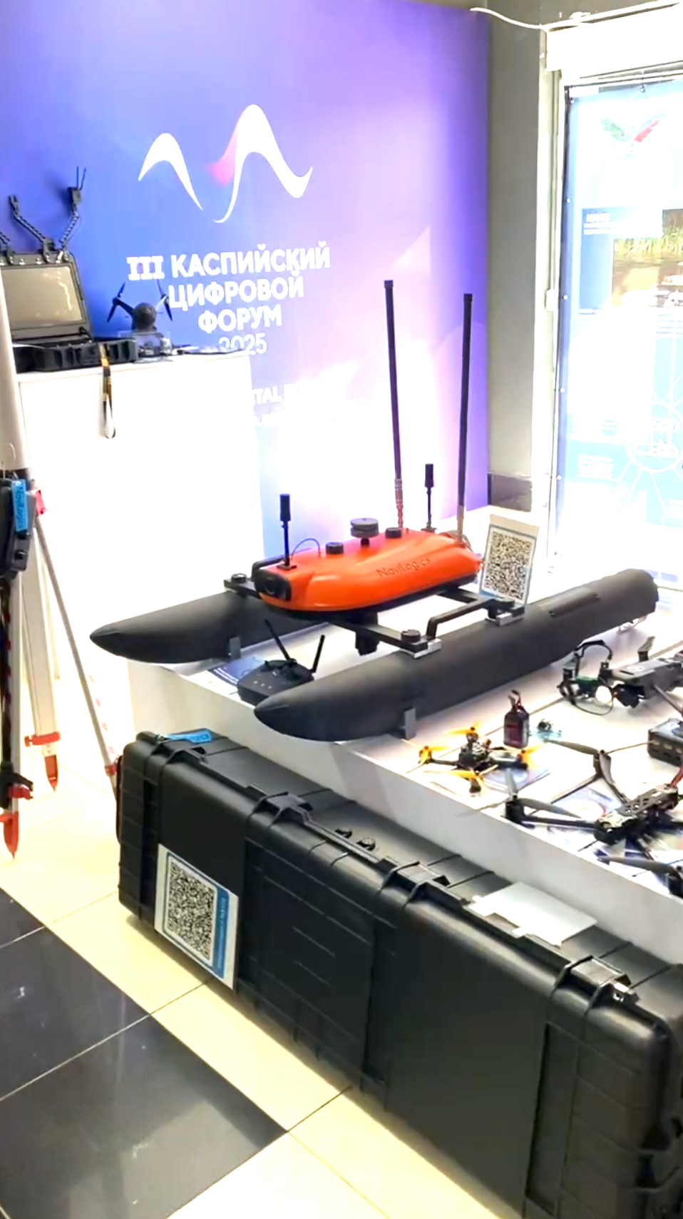 Стенд многоцелевого беспилотного катамарана Navis от NaviLogics