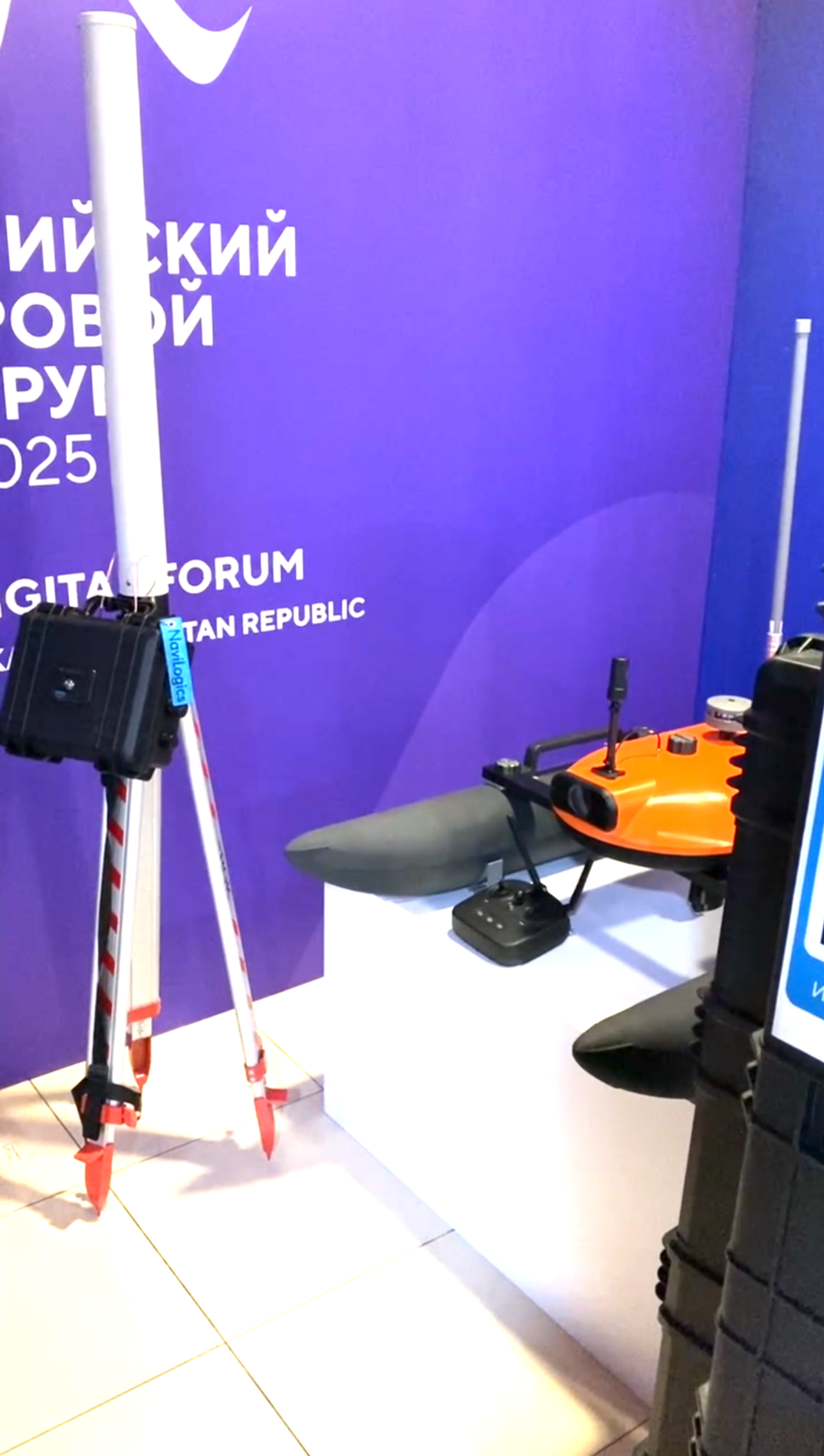 Стенд многоцелевого беспилотного катамарана Navis от NaviLogics