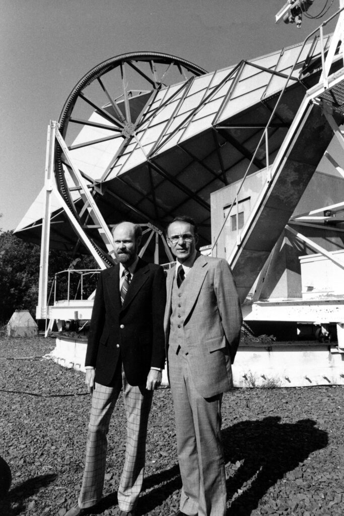 Пензиас и Уилсон возле антенны, на которой они проработали не один год