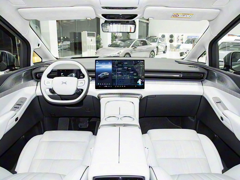 1600 км на баке бензина, пневмоподвеска, полноуправляемое шасси, топове оснащение и королевский простор. Новый XPeng X9 Extended Range появился у дилеров в Китае