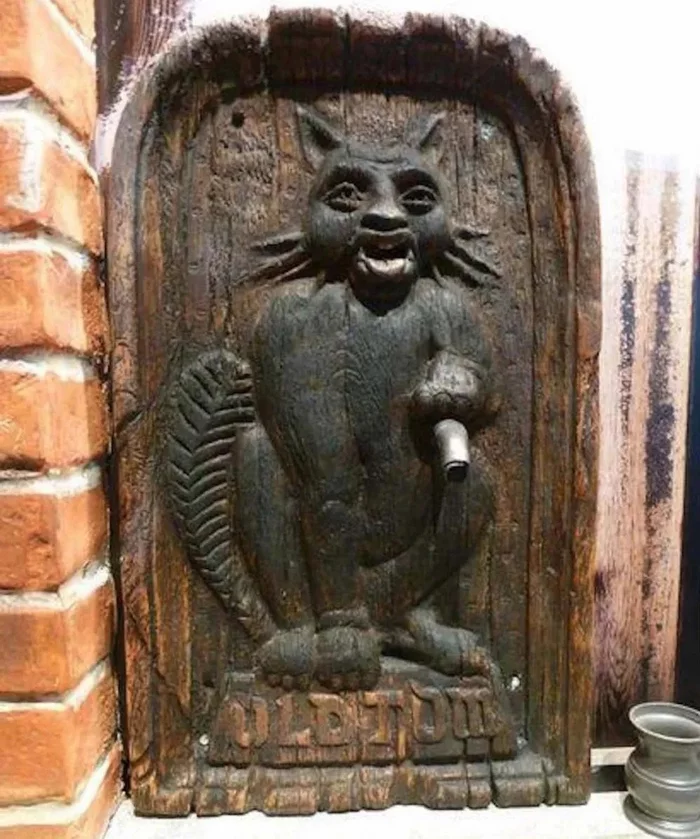 Перед вами первый «торговый автомат» по продаже крепкого алкоголя. Вы не поверите, но ему уже почти три века - 1