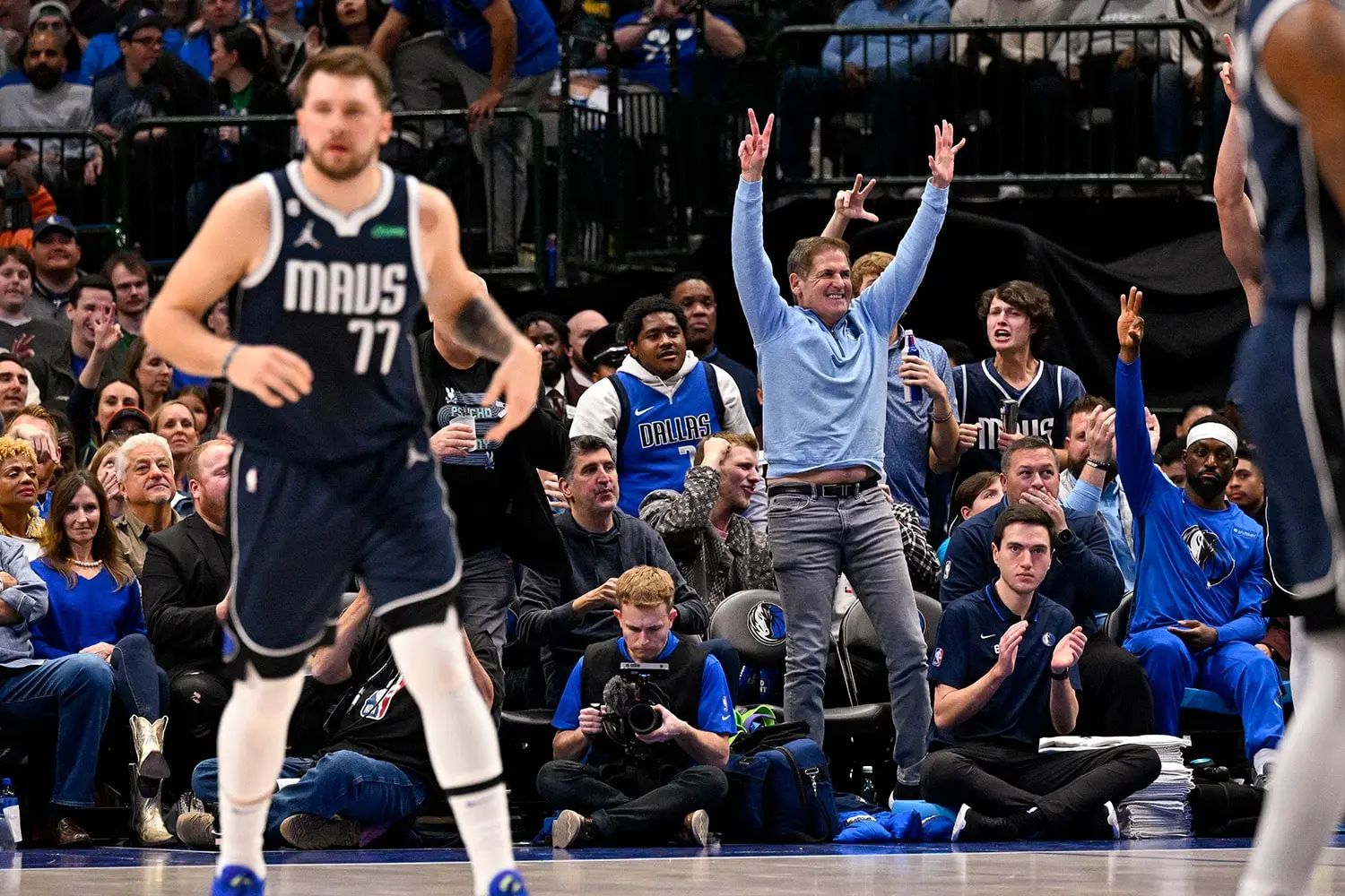 В центре миллиардер Марк Кубан, который продал небольшой сайт за милларды. Мастер PR и телеведущий. Владел баскетбольным клубом.