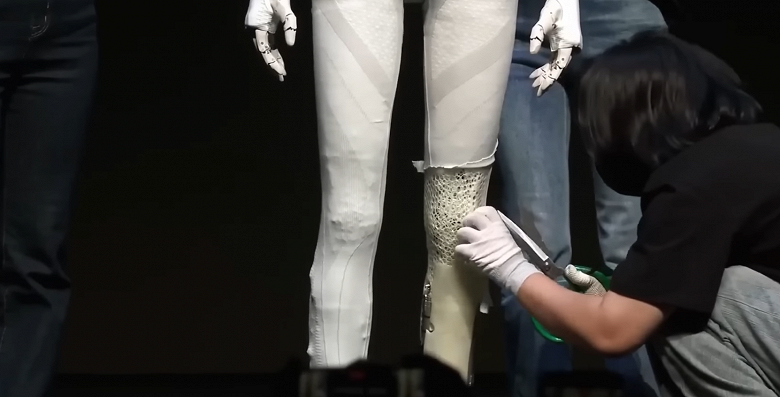 Робот Iron с женским телом, покачивающий бёдрами при походке, вызвал вопросы. Разработчики объяснили, почему он двигается как человек