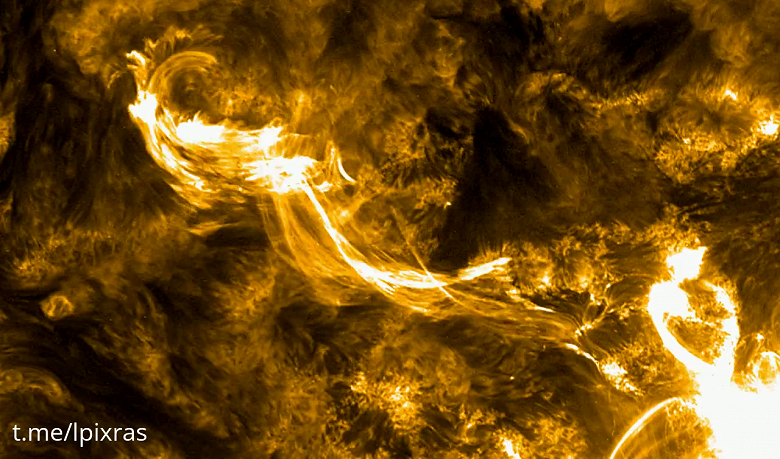 Захватывающее видео: вспышка на Солнце уничтожает гигантский протуберанец протяженностью 300 тысяч километров