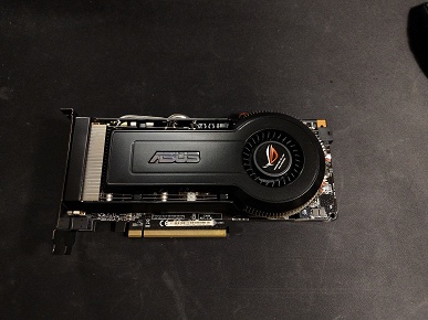 Как будто курил не владелец ПК, а сама видеокарта. Редкая GeForce 9800GT 10 лет работала у заядлых курильщиков и превратилась в &laquo;копчёность&raquo;