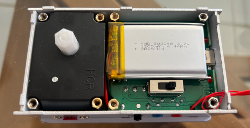 Здесь видим, что емкость аккума - 1200 мАч, а не 1000, что круто