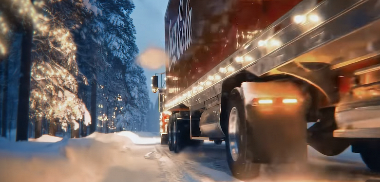Нейросеть и тут не справилась: в Сети раскритиковали рождественский ролик Coca-Cola со странными грузовиками