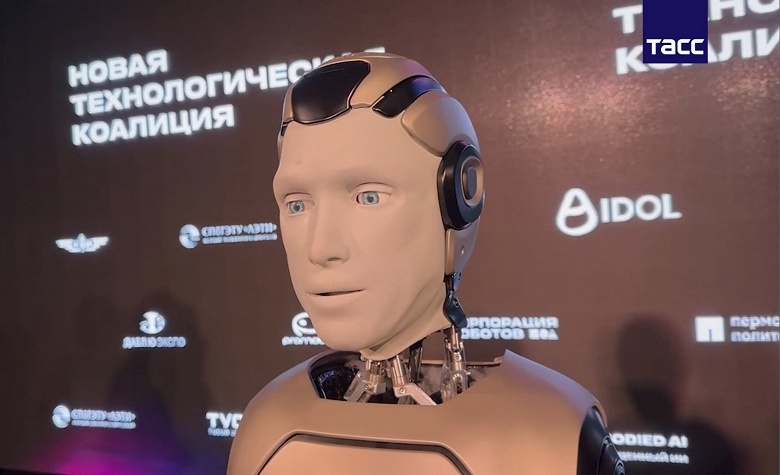 Состоялась премьера первого российского человекоподобного робота Aidol. Он сделал пару шагов &mdash; и упал
