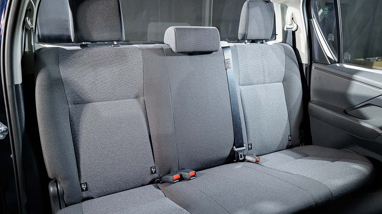 Совершенно новый Toyota Hilux сохранил механическую коробку передач. Опубликованы фото самой дешевой версии, у которой нет даже климат-контроля - 3 Совершенно новый Toyota Hilux сохранил механическую коробку передач. Опубликованы фото самой дешевой версии, у которой нет даже климат-контроля