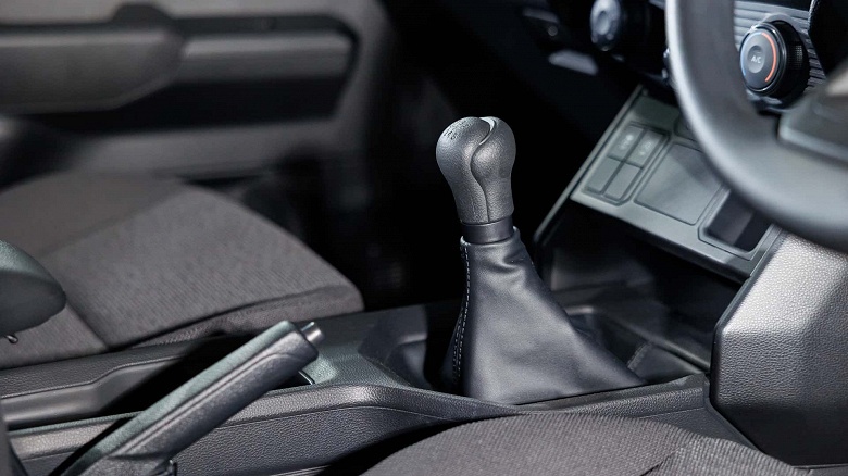 Совершенно новый Toyota Hilux сохранил механическую коробку передач. Опубликованы фото самой дешевой версии, у которой нет даже климат-контроля - 4 Совершенно новый Toyota Hilux сохранил механическую коробку передач. Опубликованы фото самой дешевой версии, у которой нет даже климат-контроля