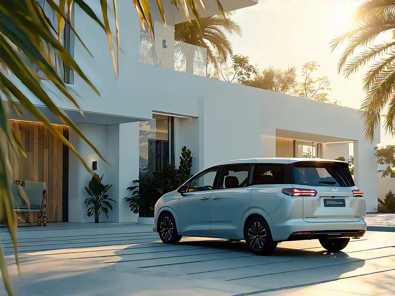 В Китае представлен 7-местный минивэн Wuling Xingguang 730: бензин, гибрид и электрическая версия по цене от 73 тыс. юаней (840 тыс. рублей)
