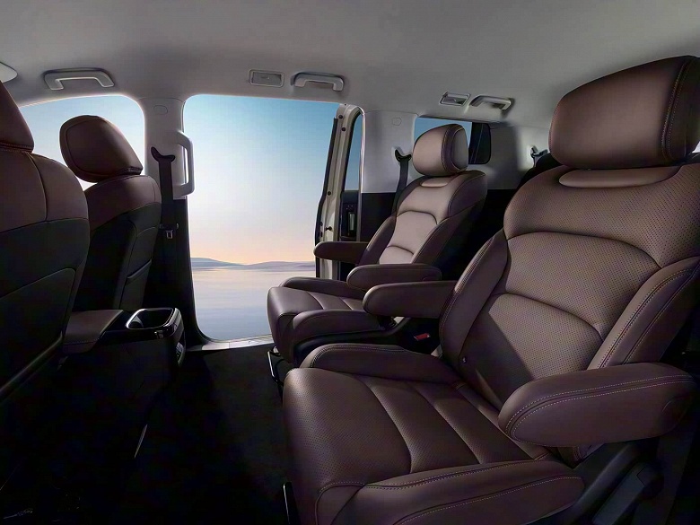 В Китае представлен 7-местный минивэн Wuling Xingguang 730: бензин, гибрид и электрическая версия по цене от 73 тыс. юаней (840 тыс. рублей)