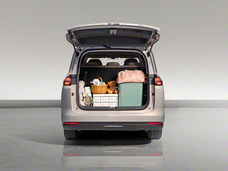 В Китае представлен 7-местный минивэн Wuling Xingguang 730: бензин, гибрид и электрическая версия по цене от 73 тыс. юаней (840 тыс. рублей)