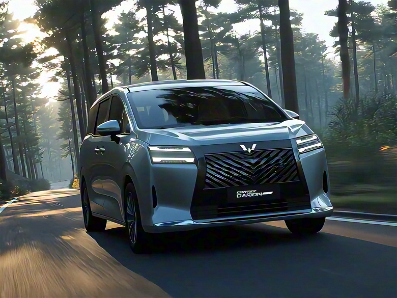 В Китае представлен 7-местный минивэн Wuling Xingguang 730: бензин, гибрид и электрическая версия по цене от 73 тыс. юаней (840 тыс. рублей)