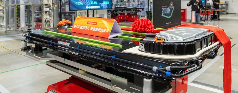 Новейшую АКБ Tesla показали крупным планом. Компания выпустила 5 млн аккумуляторов на Giga Shanghai