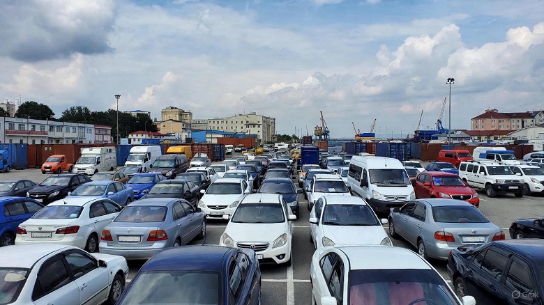 Успеть до 1 декабря: в Россию массово завозят иномарки