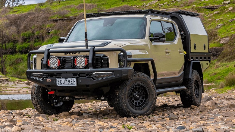 Kia Tasman превратился в приключенческий пикап мечты: мощный силовой бампер, лифт подвески и дом на колесах