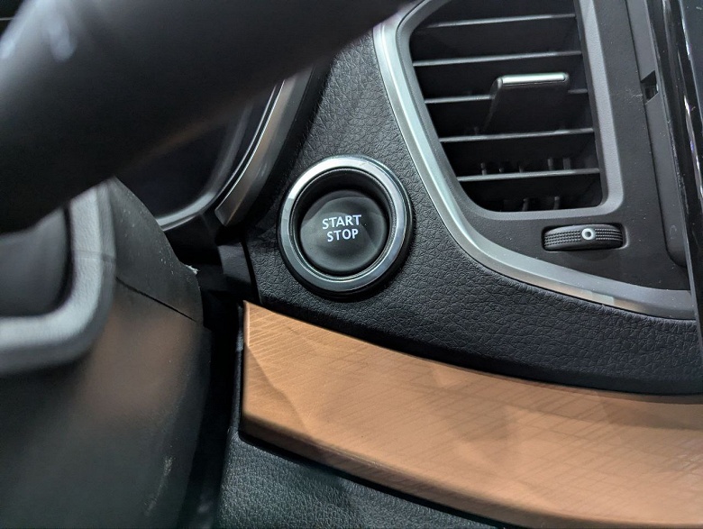 Представлена топовая версия Lada Vesta SW Cross с бесключевым доступом и дистанционным запуском