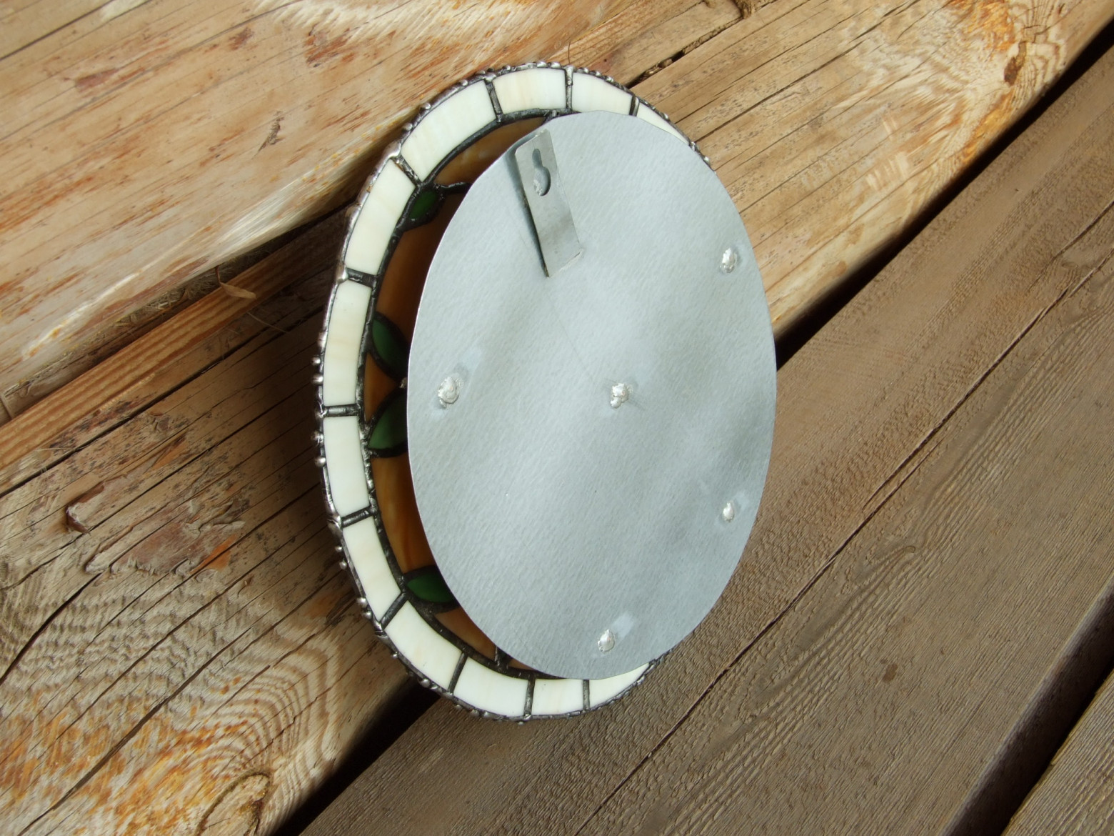 Фото 2.6. После последней проверки работоспособности собранной подсветки, по возможности удаляем остатки флюса на пайках, покрываем их нитролаком, припаиваем пластину со светодиодами на место мощным паяльником. Припаиваем или приклёпываем подвес (ювелирный лобзик — прекрасный инструмент!) удаляем флюс с паек конструктивных, покрываем лаком, в том числе и торцы стальных деталей (со вскрытым цинковым покрытием)