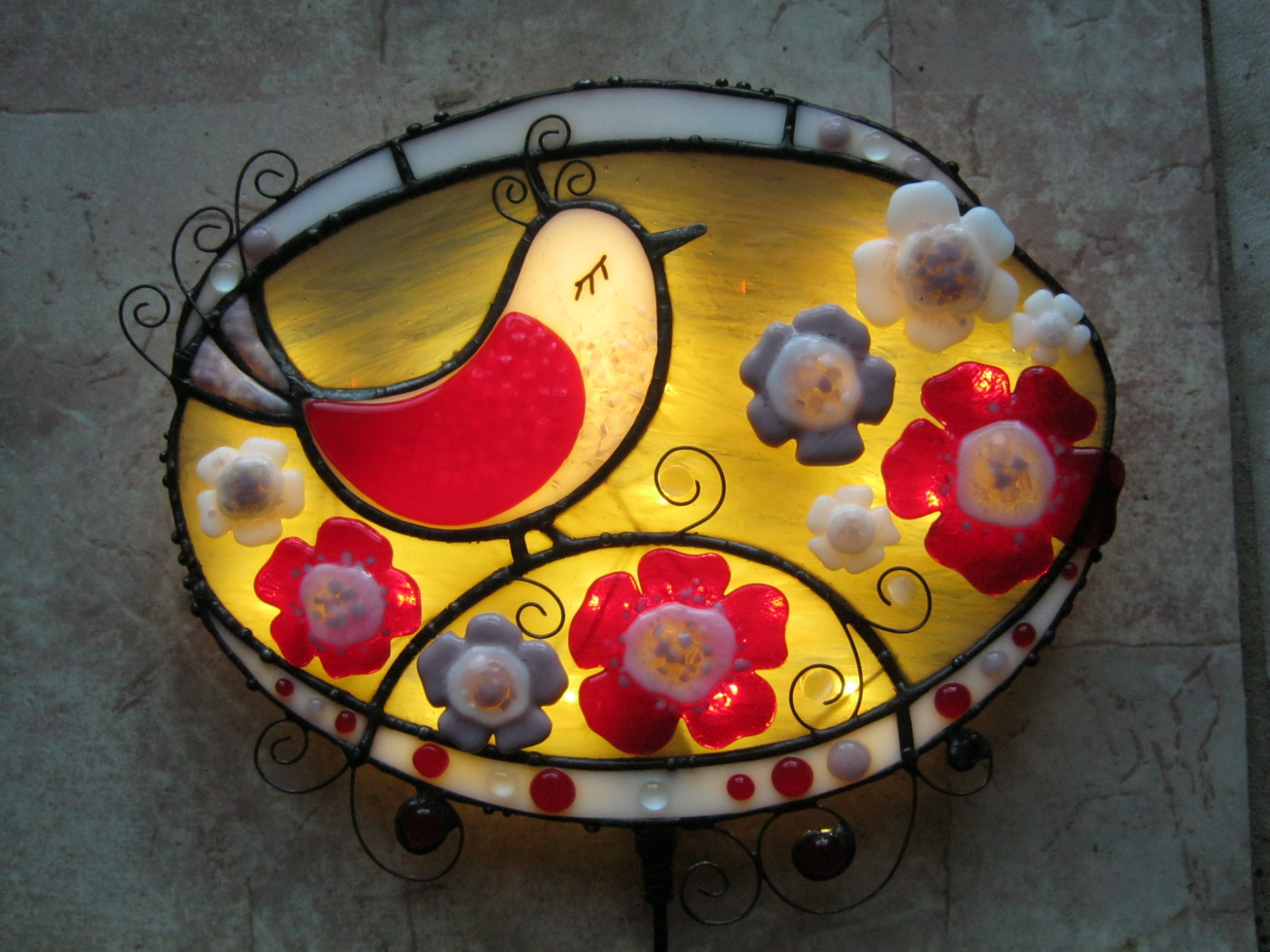 Фото 2.7. Пример стеклянного светильника в комбинированной технике — Тиффани + фьюзинг, с описанной конструкцией подсветки