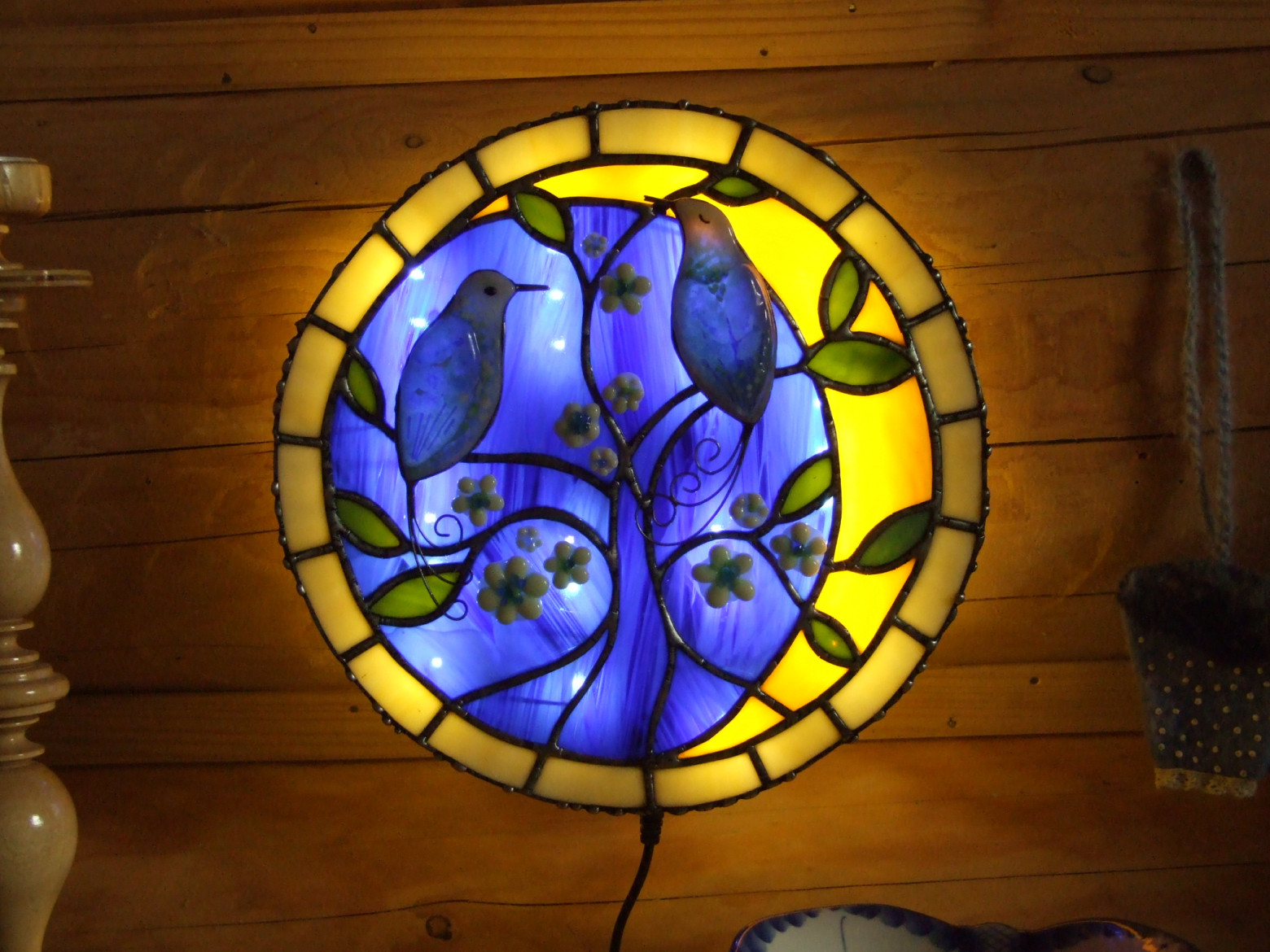 Фото 2.8. Круглый светильник Тиффани-фьюзинг с упрощённой конструкцией подсветки