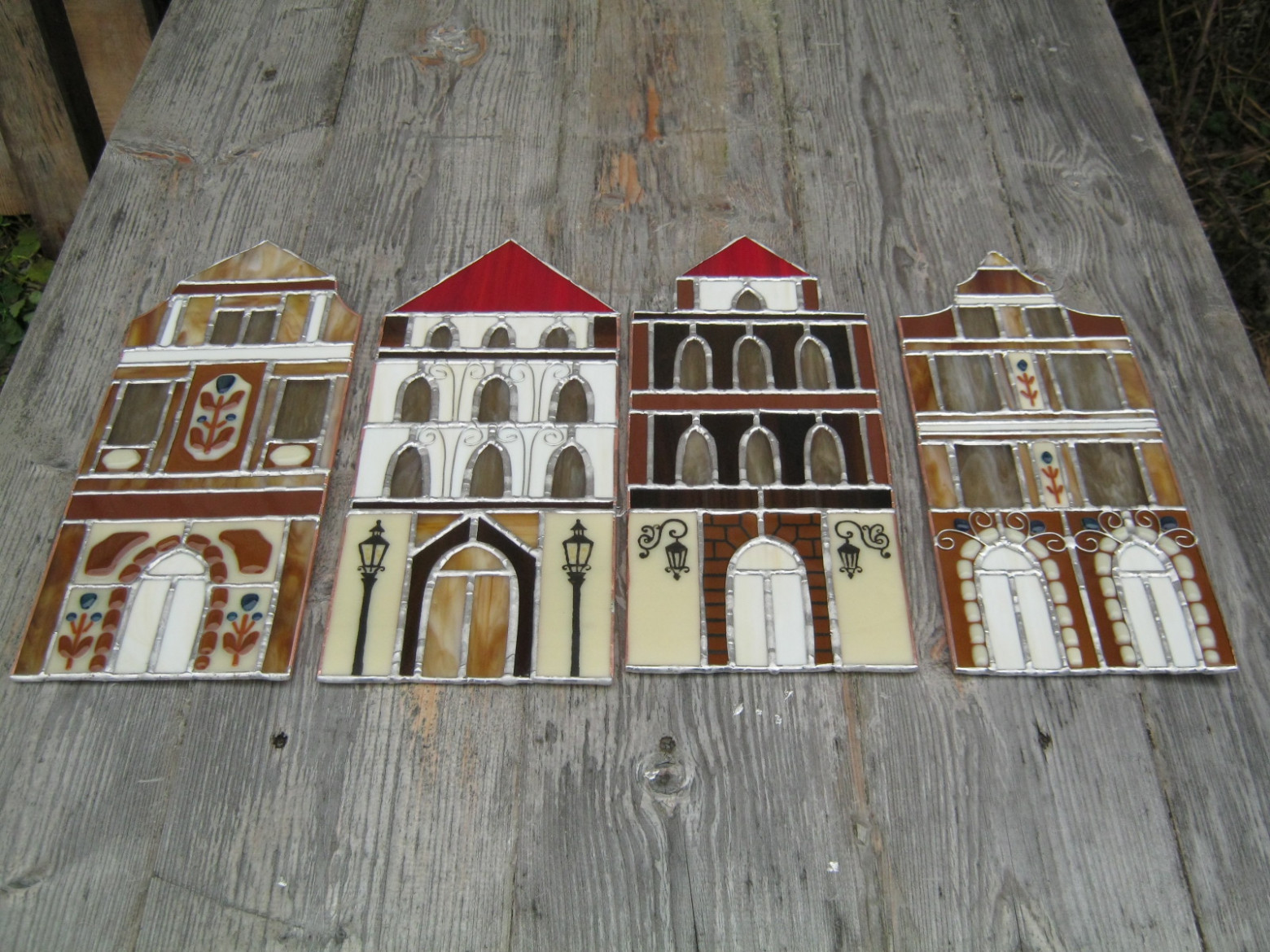 Фото 3.2. Труднее всего подгонять стеклянный плафон, поэтому первым делом собираем его. На фото — стороны небольшого, квадратного в основании, домика в технике Тиффани, с фьюзинг-элементами и применением запекаемой краски.