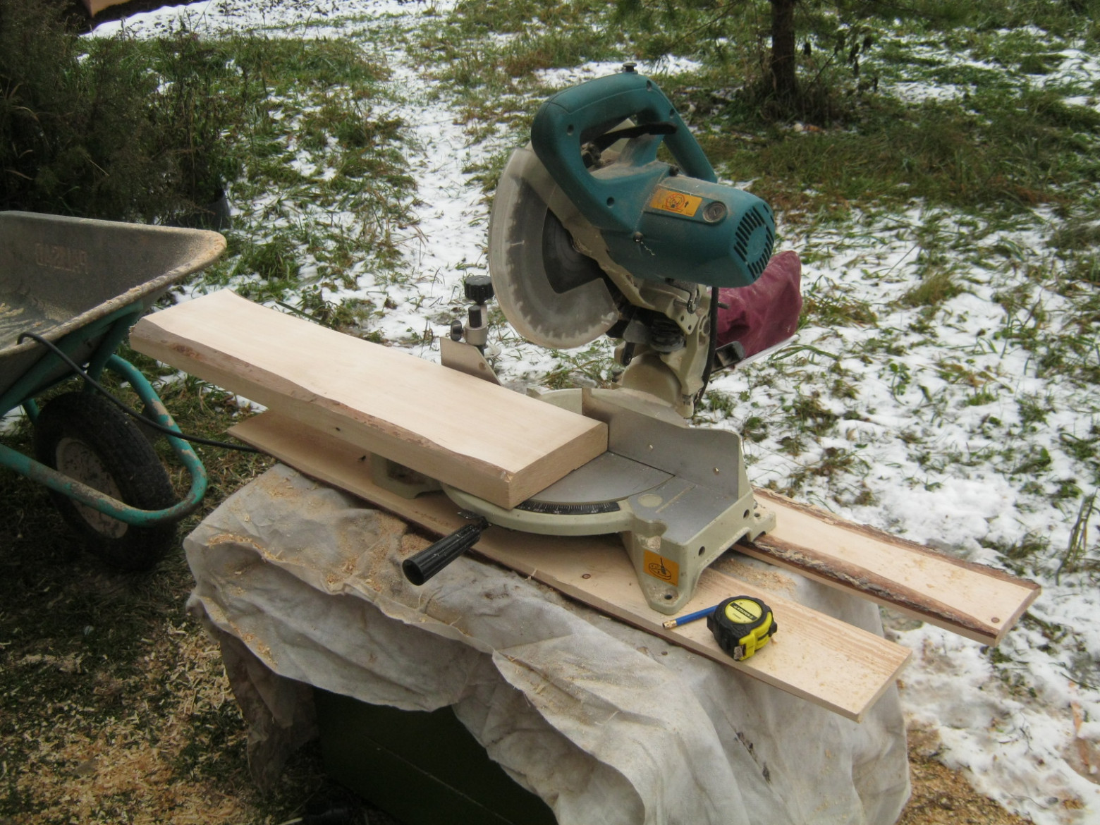 Фото 3.4. Наш способ изготовления основания — скрепно-сермяжный — из сухой и толстой берёзовой доски. Выбрал участок без крупных изъянов и сучков, отхватил цепной пилой. На циркулярной пиле обрезал неровные края, прострогал. Отпилил в размер на маятниковой пиле (на фото)