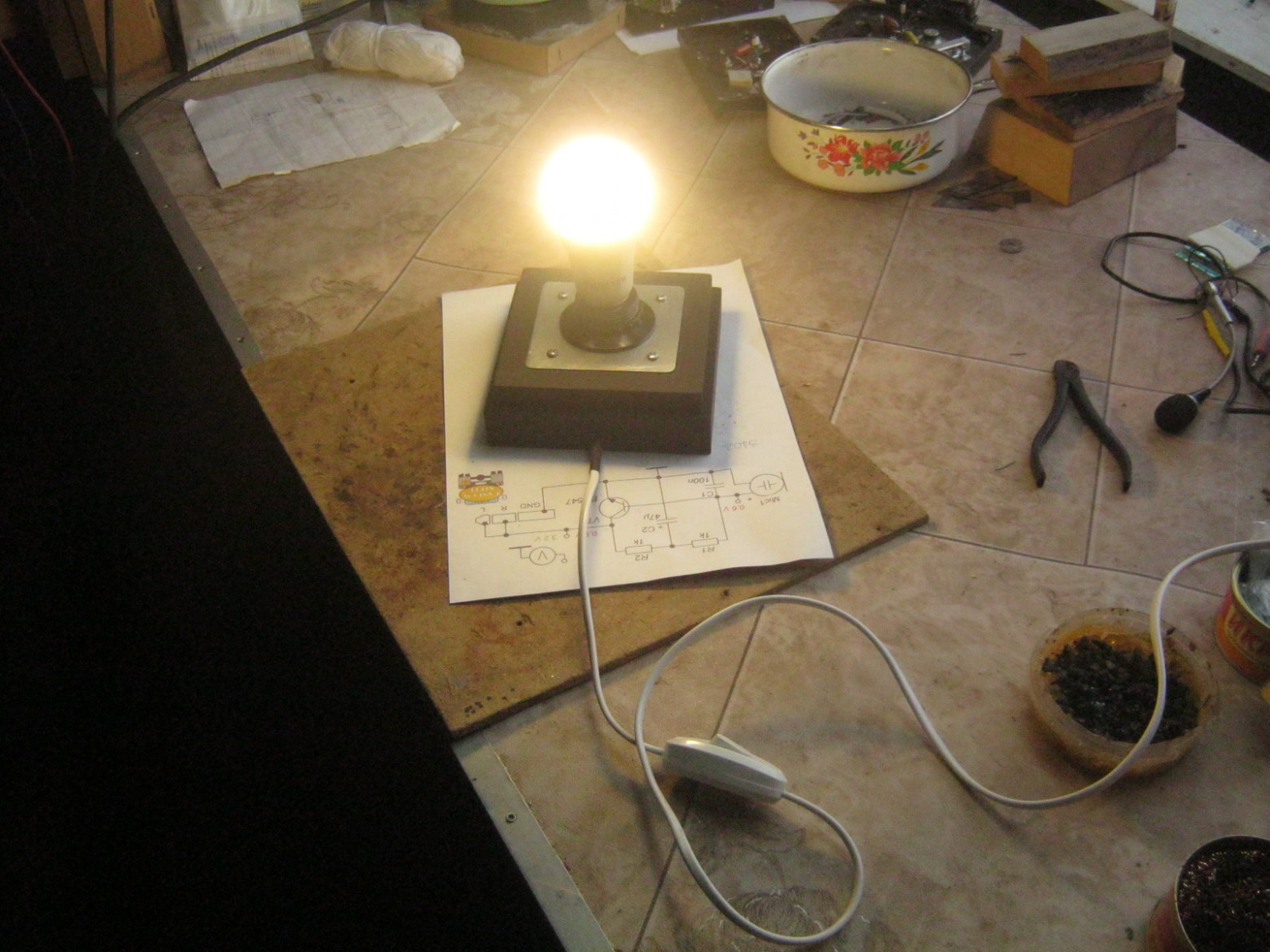 Фото 3.7. Сделал немудрёный электромонтаж, проверил работоспособность, не поленился наклеить на дно резиновые ножки — квадратики нетолстой пластины ТКМЩ