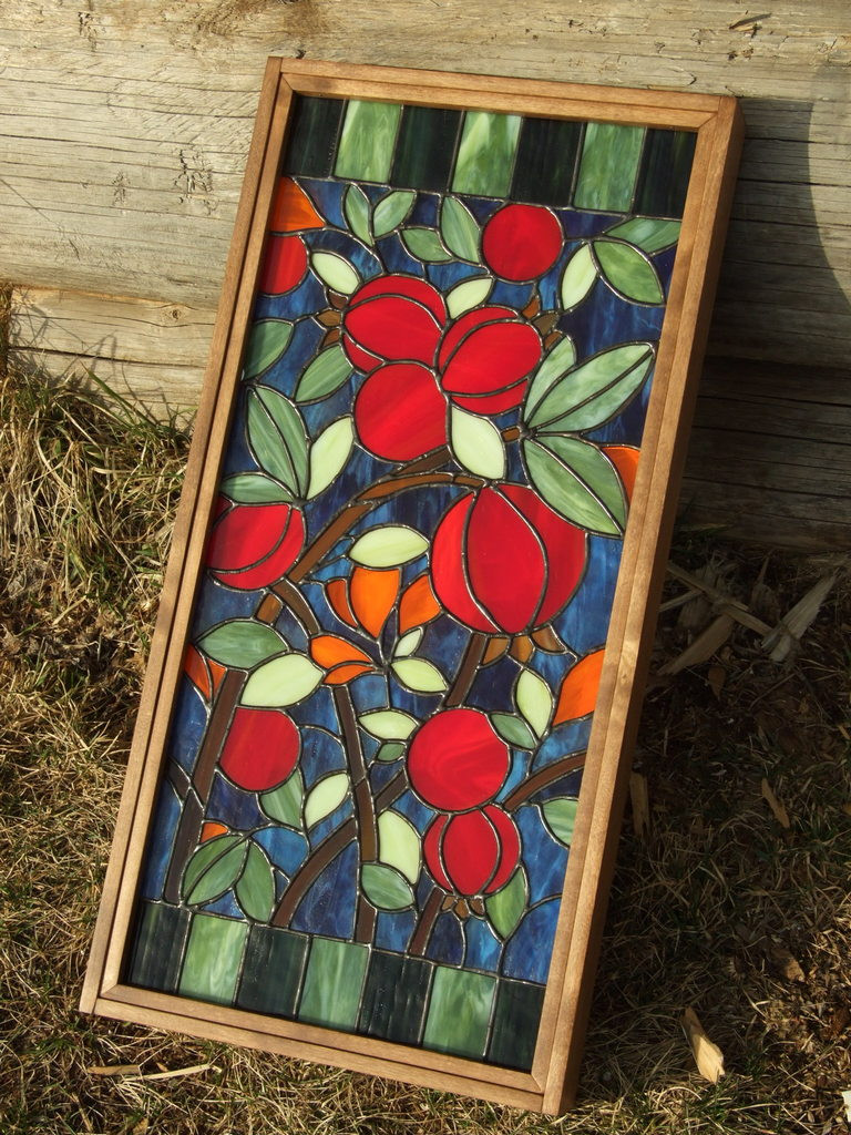 Фото 1.1. Тиффани имеет классический перегородчатый вид и хорошо выглядит на просвет, но понадобится специальная витражная шлифовальная машинка и много пайки (электрическим паяльником, мягкими припоями) в том числе и «художественной». Техника требует грубой стилизации и крупных деталей