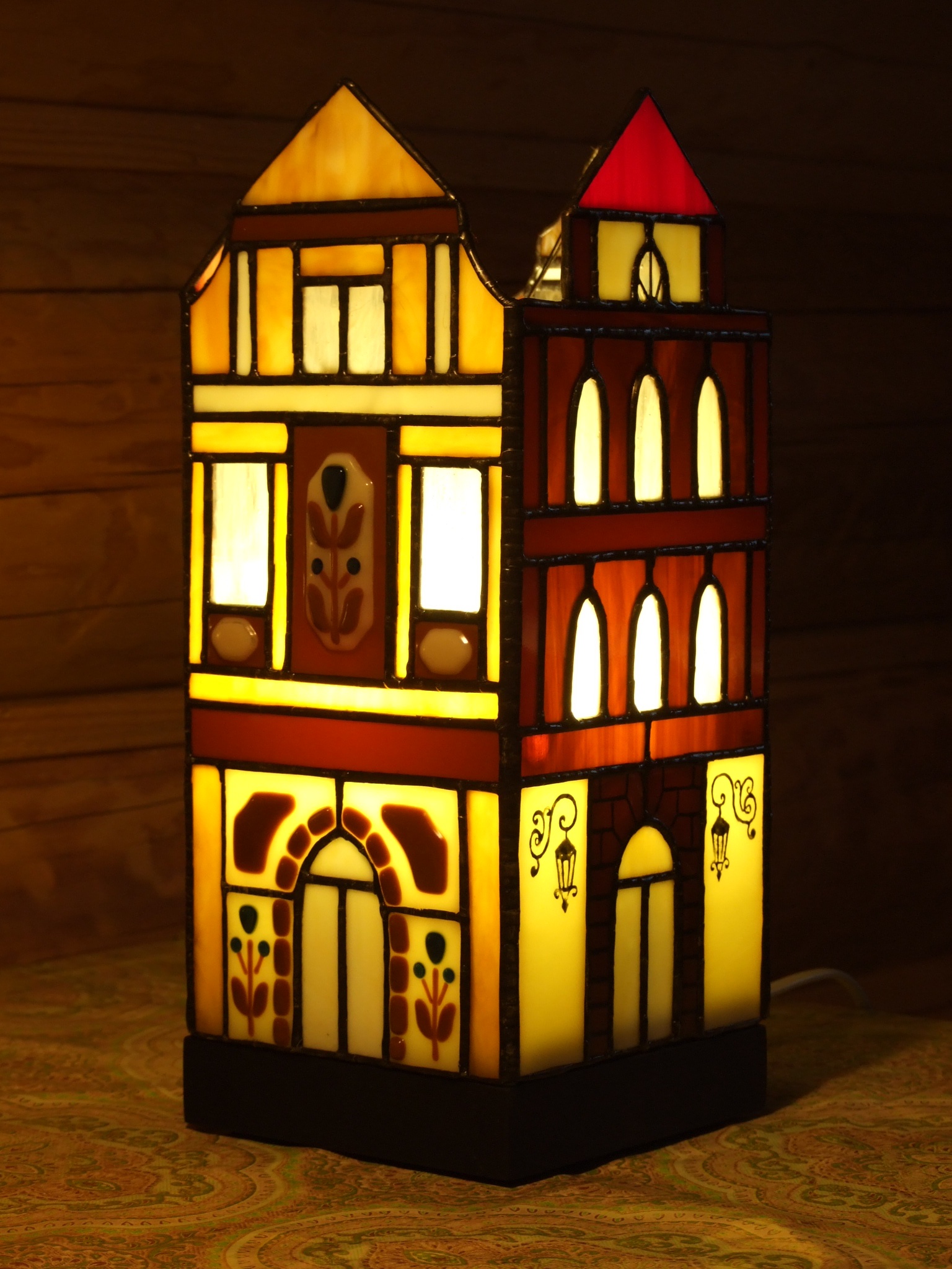 Фото 3.9. Включённый светильник в темноте