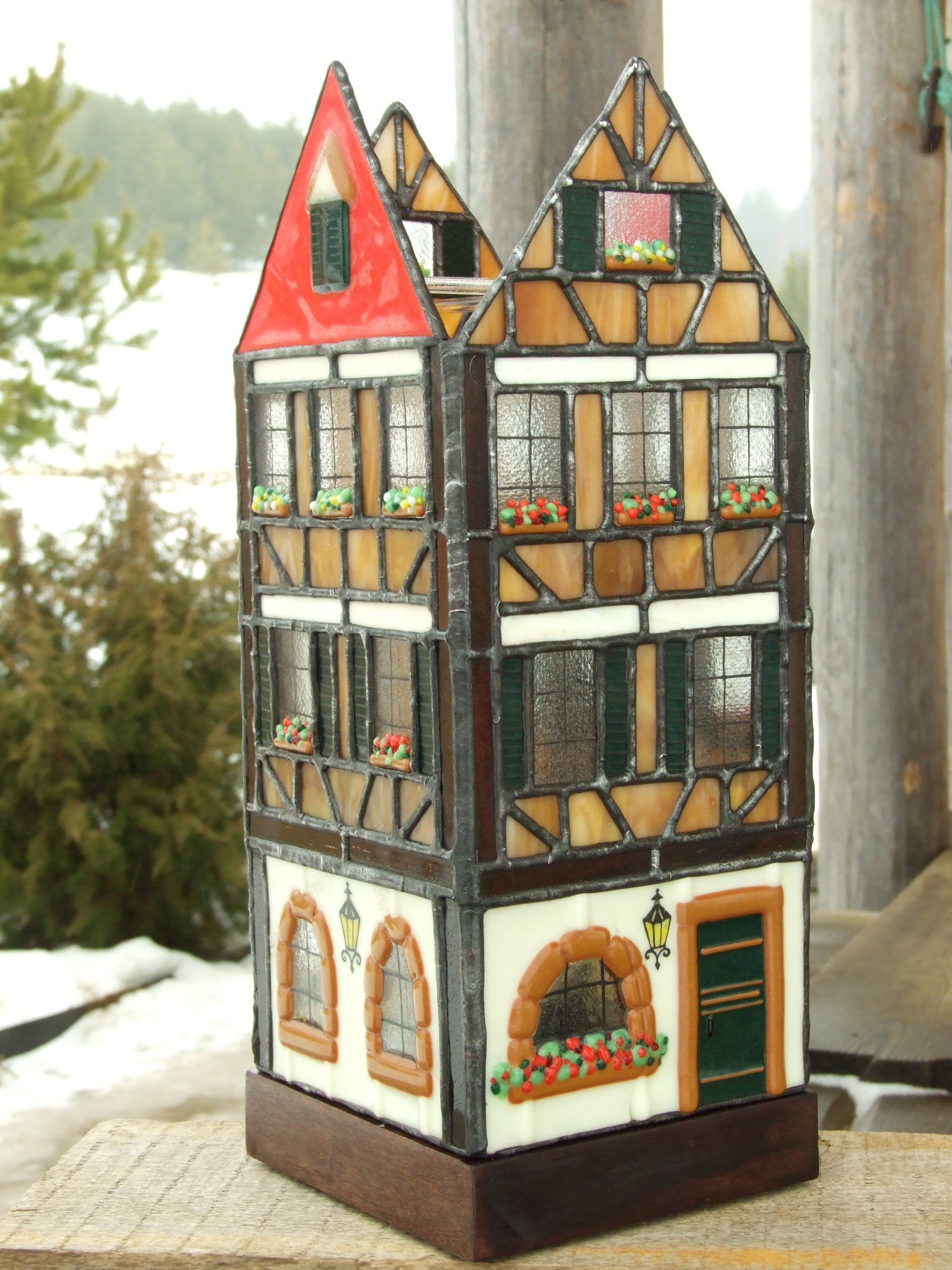 Фото 3.10. Аналогичный светильник — фахверковый дом