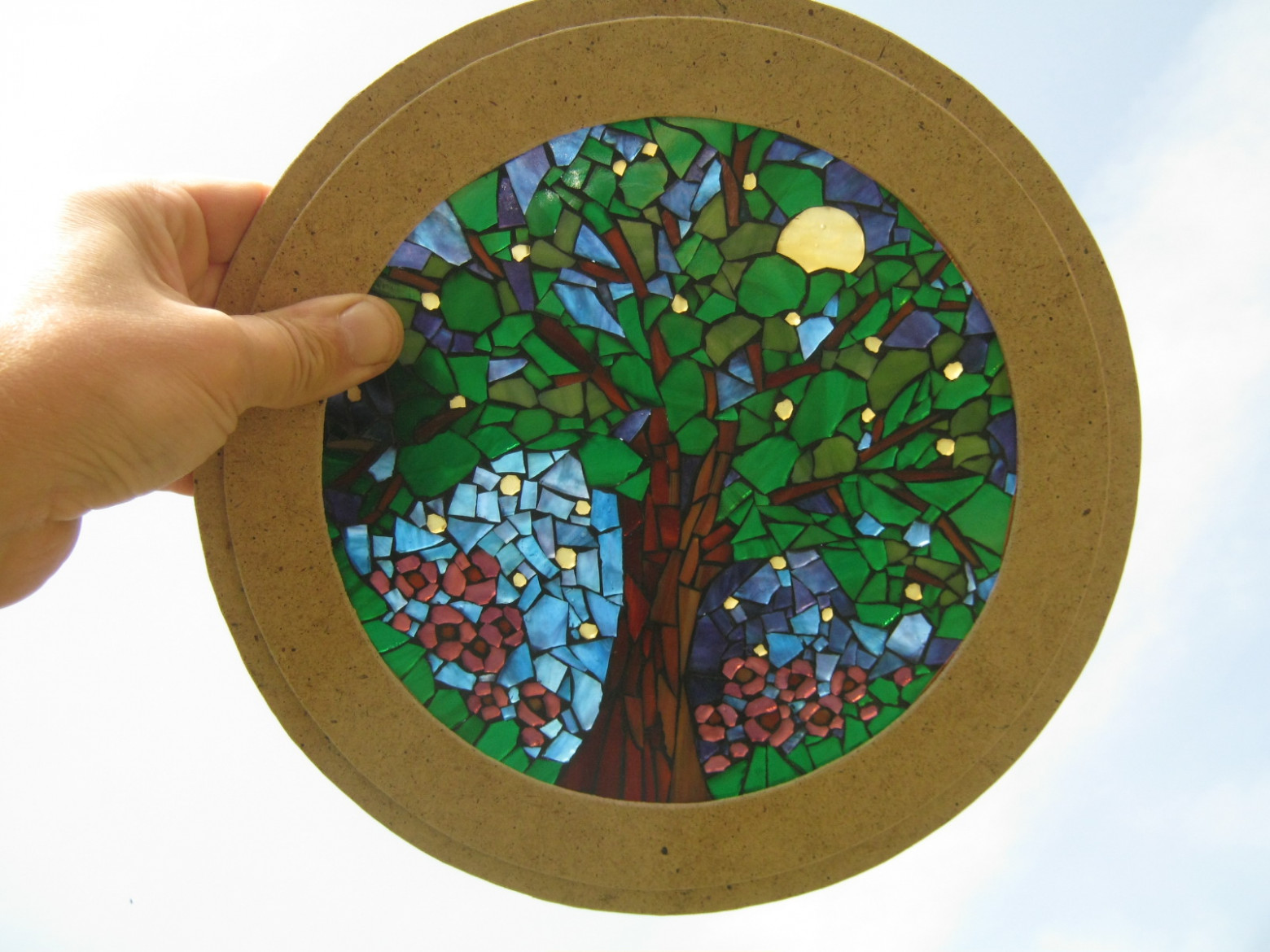 Фото 1.3. Стеклянная мозаика прекрасна, в том числе и для начинающих (минимум резки и специальных инструментов), имеет приятный античный вид, но для светильников упрощённых, подходит ограниченно. Однослойная — отлично выглядит на просвет, допустимы более или менее мелкие детали