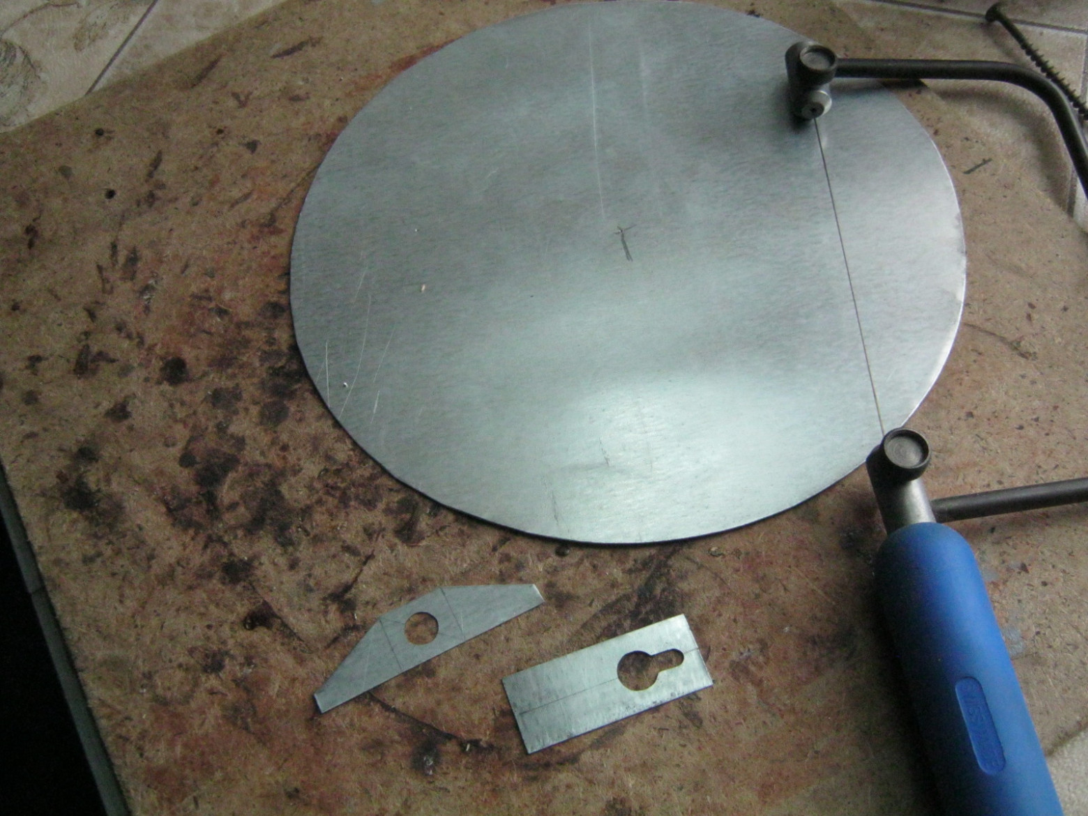 Фото 2.1. Окна, проёмы, сложные формы и мелочи очень удобно выпиливать ювелирным лобзиком (слава ему!) По такой толщине хорошо работает пилочка №4, смазка мылом или воском не требуется. Лобзик лучше иметь с увеличенной глубиной рамки. Естественно, к инструменту нужна подставка «ласточкин хвост»