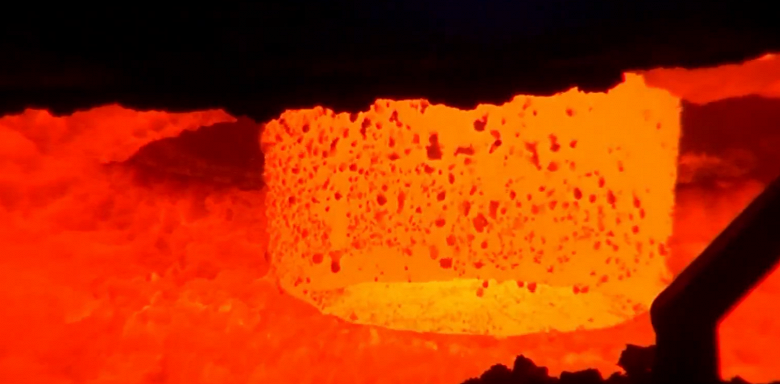 Температура выше, чем в извергающемся вулкане, печь как семиэтажка и 180 тысяч тонн металла в год. АвтоВАЗ раскрыл, как выплавляет чугун для деталей Lada