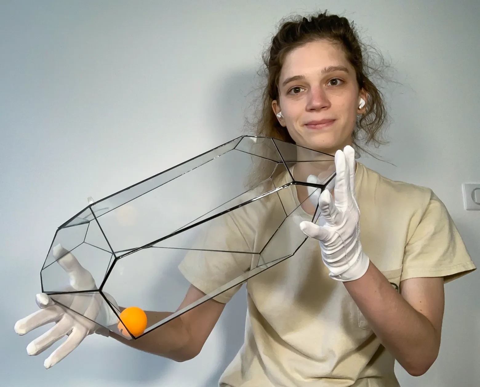  Софи Хюбертс держит в руках геометрическую модель оптимизационной задачи