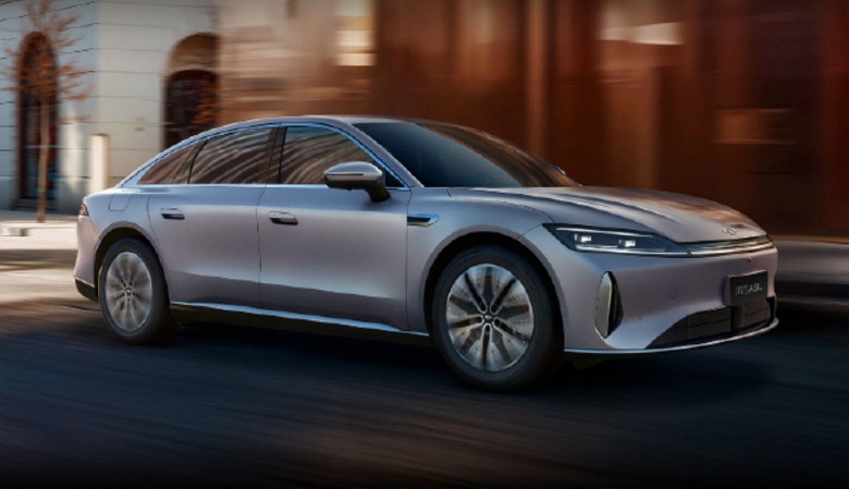 Конкурент Toyota Camry от Chery, только больше, комфортнее, в три раза мощнее, с полным приводом и запасом хода 2500 км: представлен Chery Fulwin A9L Guanghui