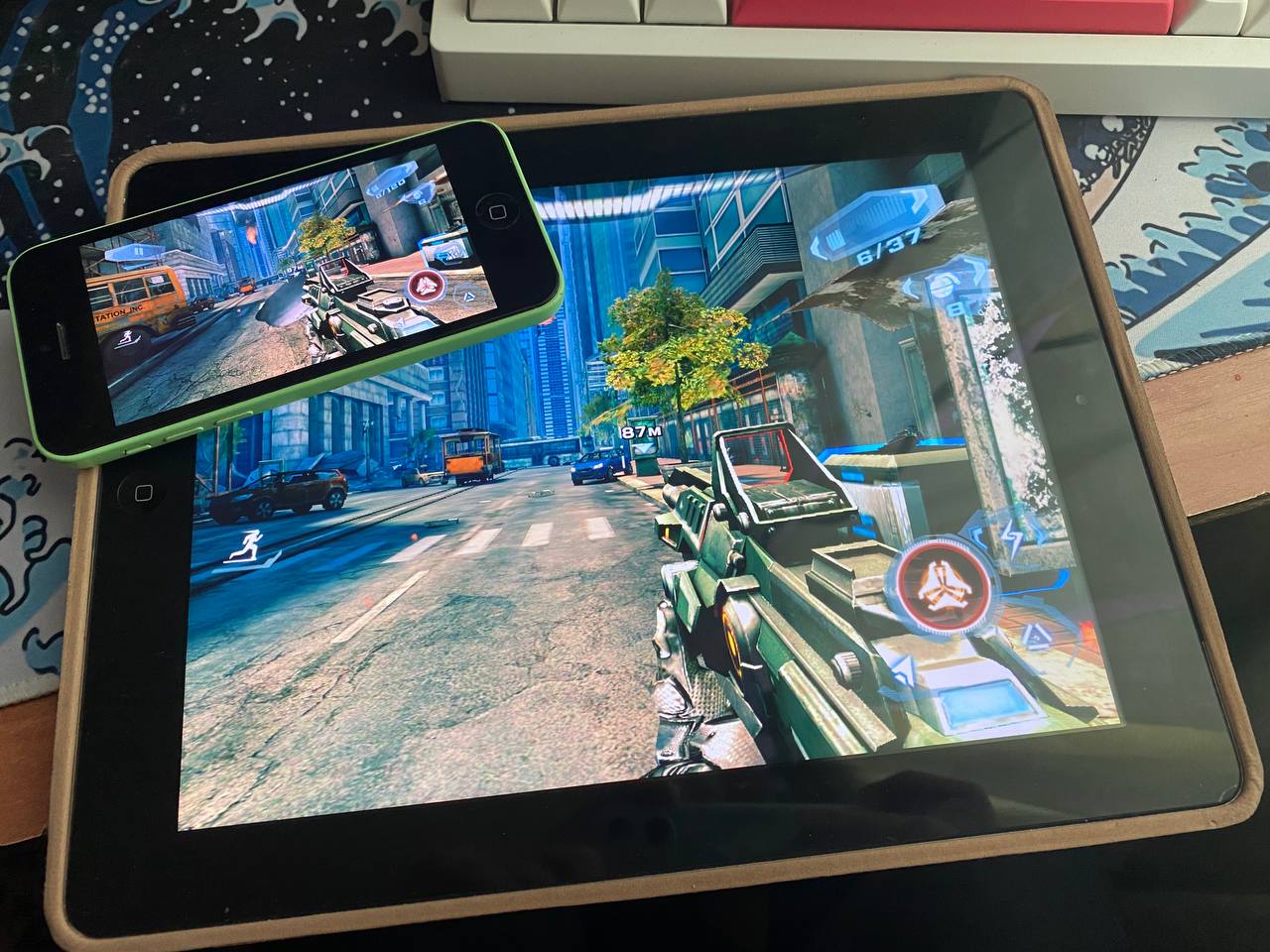 Играть на пятом айфоне больно из-за маленького экрана (если только не играть с лупой), на третьем айпаде же — низкий фреймрейт