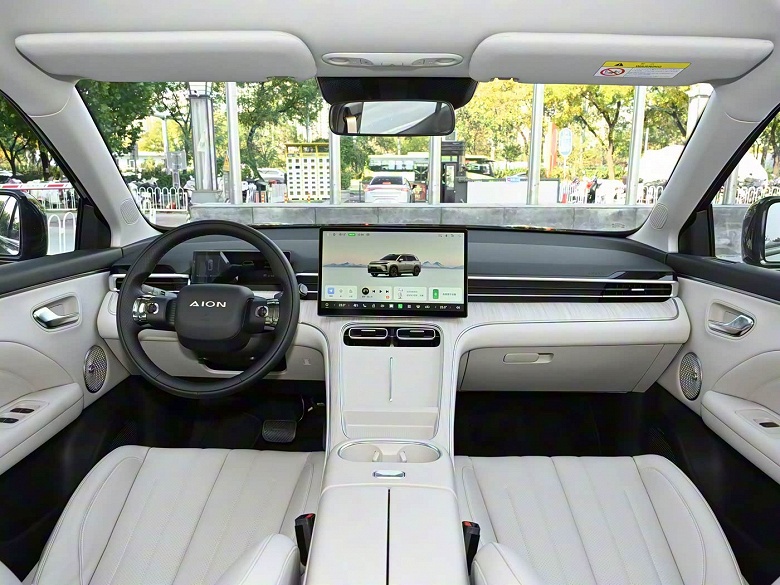 Аналог Toyota RAV4 и Honda CRV за 110 тыс. юаней (1,25 млн рублей). Представлен GAC AION i60: просторный салон и 1240 км на баке бензина