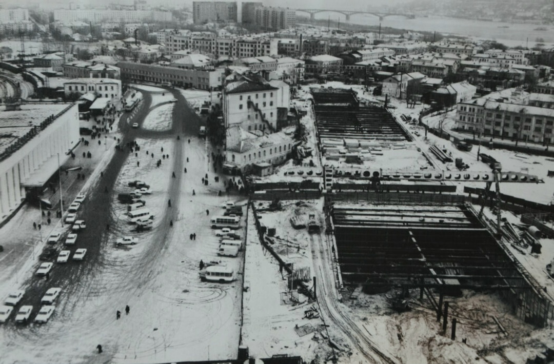 Площадь Революции в 1983 г. Слева виден Московский вокзал, далеко на заднем плане — Канавинский мост