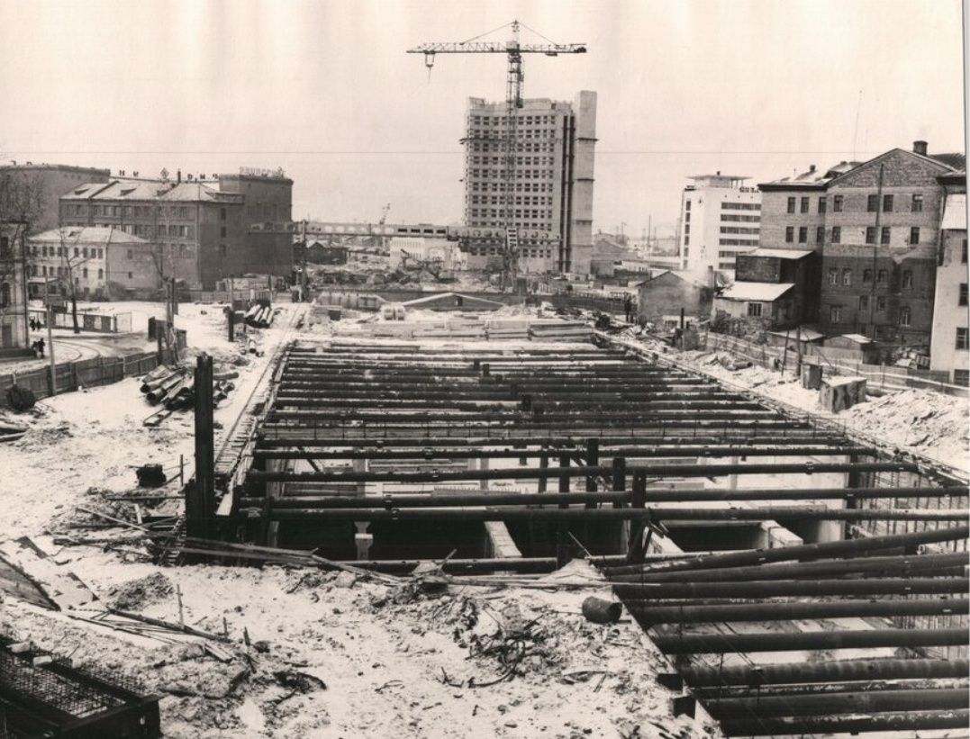 Котлован Московской с другой стороны; на заднем плане за башенным краном — будущая «книжка» Управления Метрополитена. Источник