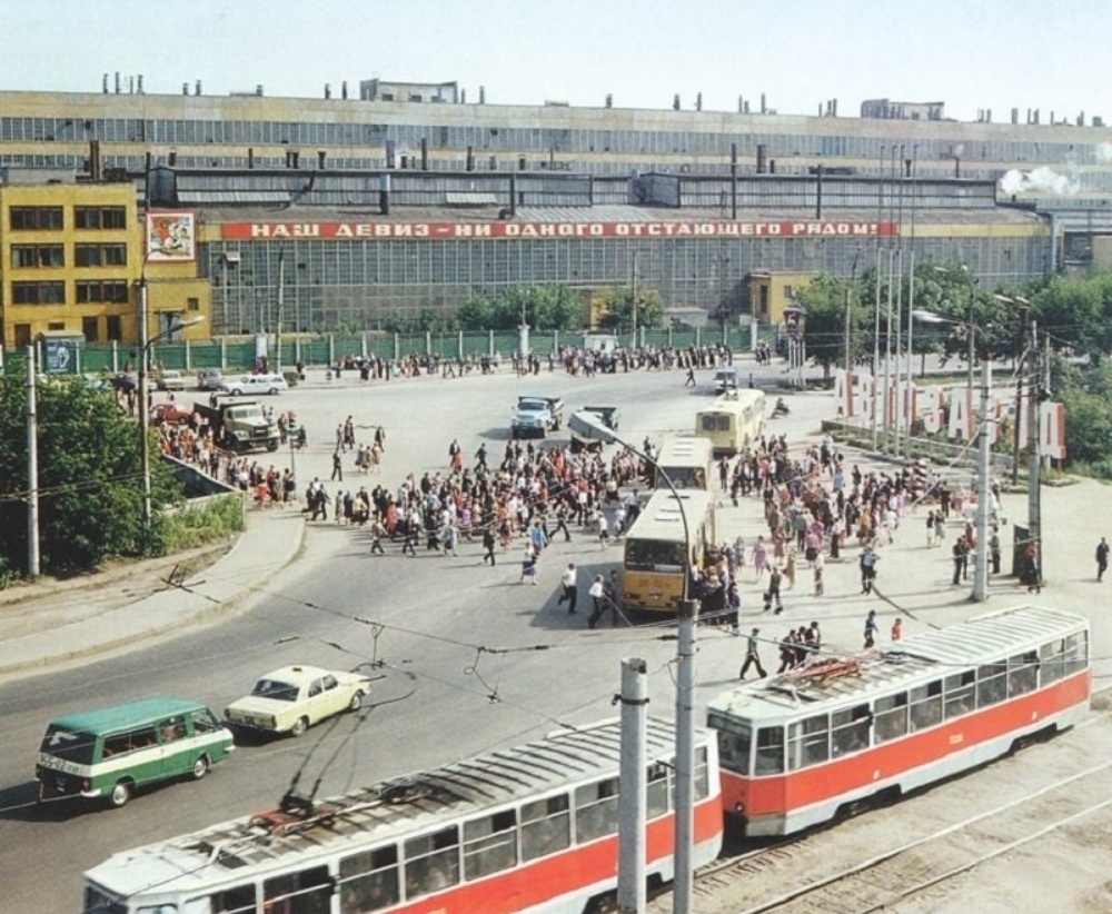 Северная проходная ГАЗа в начале 80-х. Через несколько лет тут появится станция Автозаводская. Источник