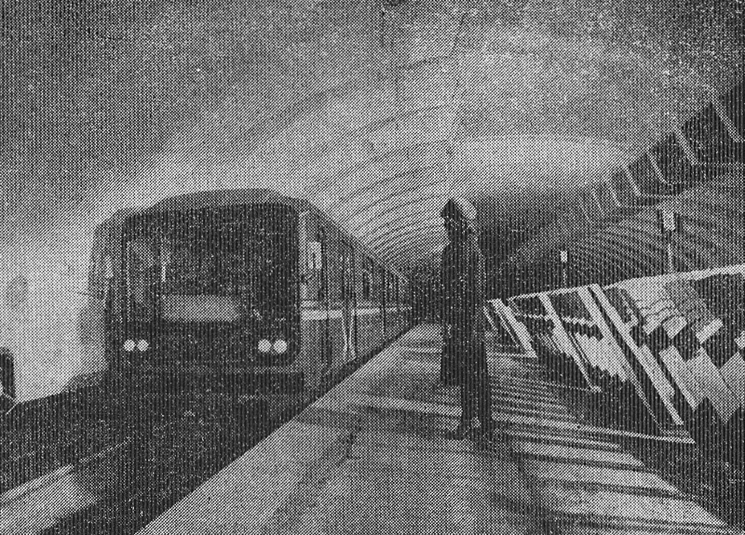 Пробный поезд на Ленинской. Плафоны освещения с одной стороны ещё не установлены — они лежат на платформе