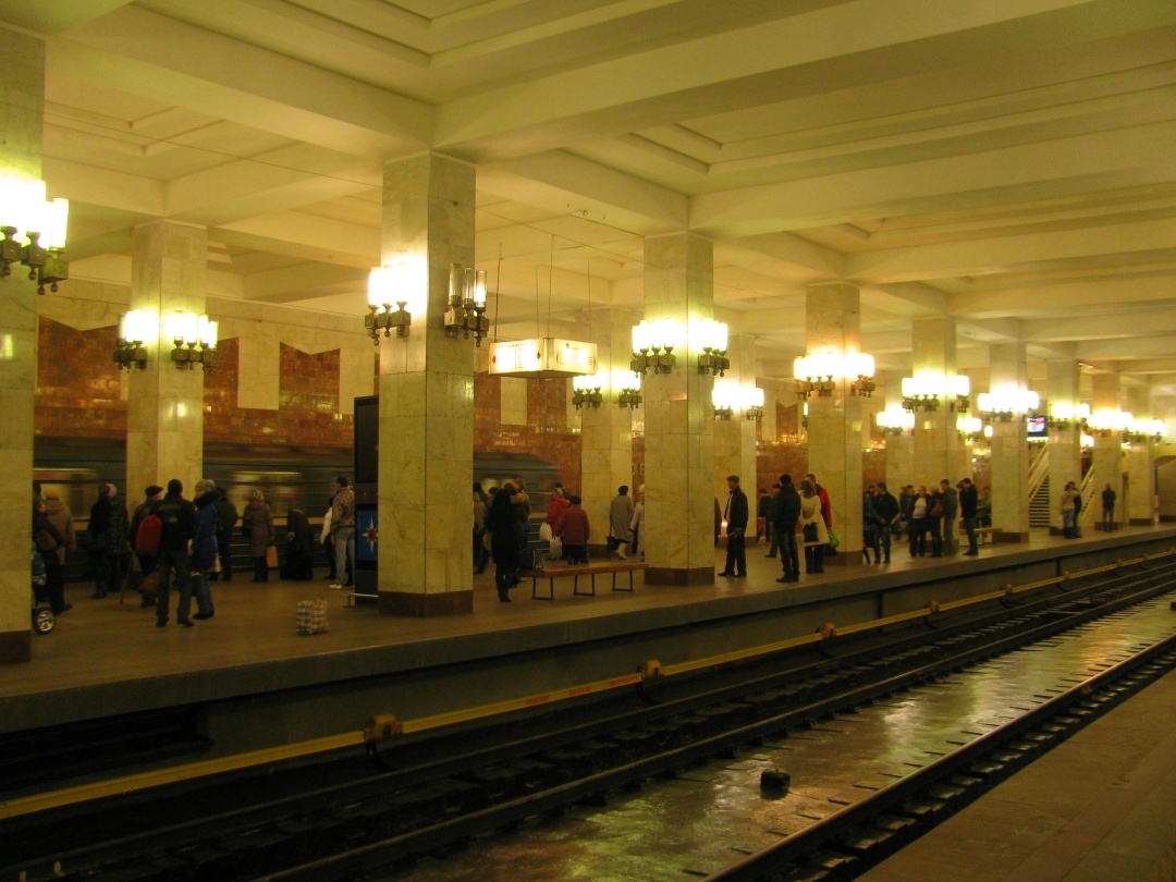 Подземный вокзал, по случаю грядущего открытия Горьковской освещённый на все киловатты