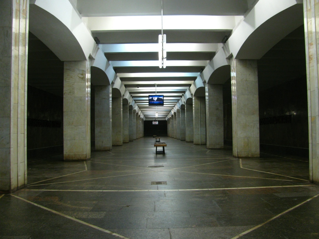 На Комсомольской не только темно, но и один вестибюль не работает — сейчас в нём разместили музей метро