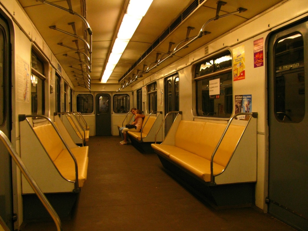 Обивка лавок в «номерном» довольно неожиданного цвета, а вот заполняемость типично нижегородская