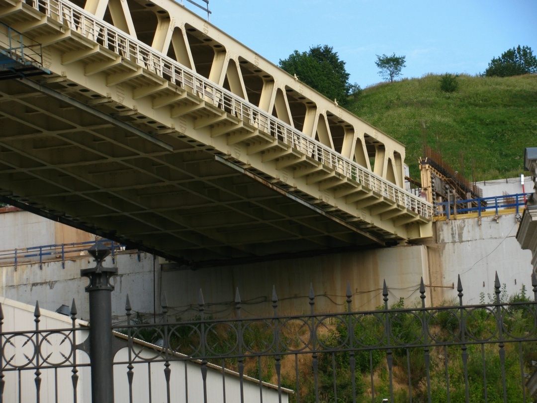 Строительство рампы метромоста на высоком берегу