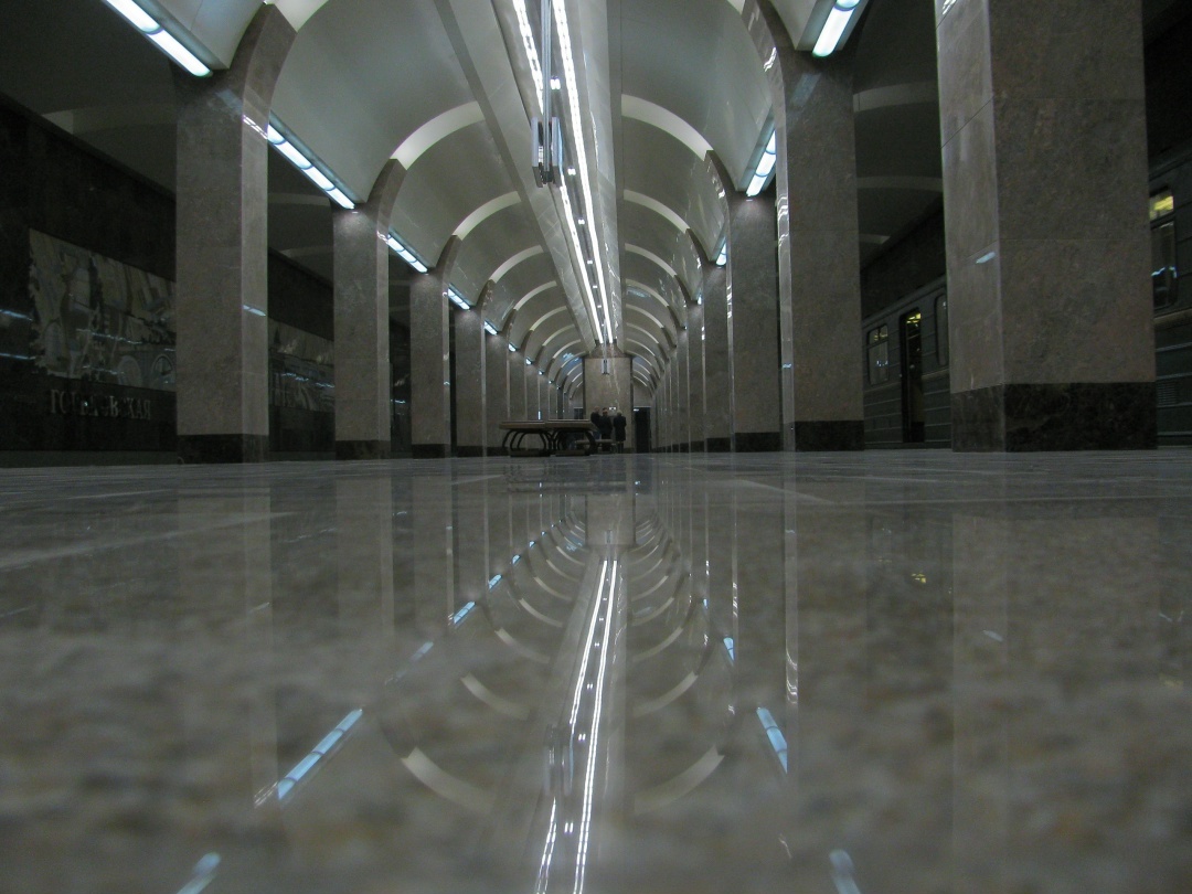 Если Парк Культуры ближайший к Москве, то Горьковская с её отполированным до «зеркала» гранитным полом ещё ближе к другому метро: 321 км до казанской станции Авиатөзелеш