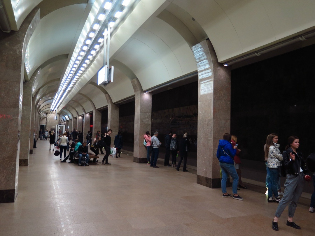 Свет на Горьковской горел недолго: по местной традиции красивые мозаики на путевых стенах погрузились во тьму, а подниматься пассажирам приходится по неработающим эскалаторам