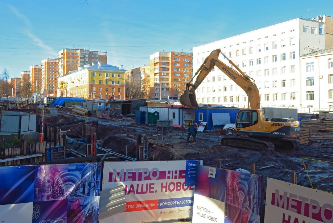 По-московски воодушевлящие плакаты на стройке в сердце Нижнего